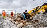 Bouwvakkers tijdens werkzaamheden aan het spoor tussen Den Haag en Rotterdam. Het werk is inmiddels afgerond – met een week vertraging.  