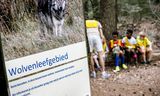 Een waarschuwingsbord voor de wolf in de bossen bij de Utrechtse Heuvelrug.