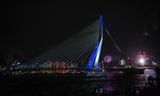 De geprojecteerde teksten op de Erasmusbrug terwijl het vuurwerk de lucht inknalde.