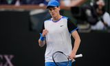 Jannik Sinner maart dit jaar na een gewonnen punt tijdens de halve finale tegen Carlos Alcaraz op het toernooi van Indian Wells.  Sinner verloor het duel. 