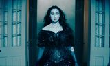 Delores (Monica Bellucci) is door Beetlejuice in stukjes gehakt, maar niet zich weer in elkaar, in ‘Beetlejuice Beetlejuice’.