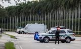 Politieagenten bewaken de ingang van de Trump International Golf Club in West Palm Beach, Florida. 