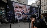 Muurafbeelding in Parijs van milieuactivist Paul Watson. Watson werd in juli op verzoek van Japan  aangehouden in Groenland,  omdat hij in 2010 Japanse walvisjagers zou hebben belaagd. 