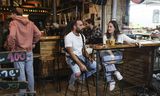 Man met een wapen in een bar op de Mahane Yehuda markt in Jeruzalem.