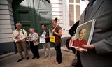 Misbruikslachtoffer Emmanuel Henckens (derde van links), in 2011 tijdens een actie voor  het Aartsbisschoppelijk Paleis in Mechelen met andere slachtoffers van misbruik binnen de Belgische katholieke kerk, is een van vijftien slachtoffers die door de kerk zijn geselecteerd om volgende week paus Franciscus te ontmoeten op de geheime locatie in België. 