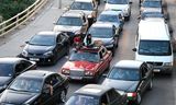 Libanezen die uit het zuiden zijn gevlucht staan dinsdag vast op de snelweg tussen Beiroet en Sidon.  