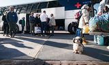 Aankomst van vluchtelingen (niet per se derdelanders) uit Oekraïne, vorig jaar maart bij de Harbor Club aan de Cruquiuskade in Amsterdam.