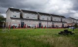 Kinderen voetballen in Dennistoun, een arme woonwijk in Oost-Glasgow.   