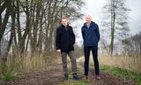 Hoogleraren Wim de Vries en Jan Willem Erisman (rechts) in Veenendaal, dat nabij een van de Natura 2000-gebieden ligt die  het stikstofbeleid moet beschermen.