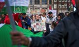 Demonstranten tijdens een pro-Palestijns protest op de Dam in Amsterdam zaterdag.