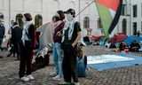 Pro-Palestinademonstranten bezetten het plein van de bibliotheek van Universiteit van Utrecht.