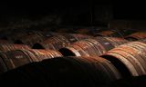 Eikenhouten vaten voor de opslag van cognac in de Hennessy-fabriek in het Franse Cognac.Foto Gao Jing/Xinhua News Agency 