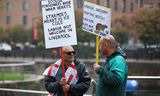 Betogers zondag in Liverpool  bij het gebouw waar Labour zijn partijcongres houdt. 