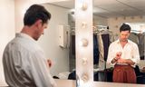 Peter Gijsbertsen aan het omkleden in theater De Meerpaal in Dronten. 