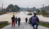 Inwoners van Traversara proberen het water te ontlopen op hoger gelegen grond, nadat rivieren in Noord-Italië door overvloedige regenval buiten hun oevers traden.  