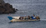 Een smalle boot met 57 migranten aan boord kwam vorige maand aan op het Canarische eiland El Hierro. Met een soepelere toelatingsbeleid hoopt Spanje dit soort gevaarlijke overtochten vanuit Afrika te verminderen.