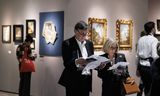 Genodigden lopen rond op kunstbeurs TEFAF in het MECC.