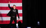 Elon Musk zwaait het publiek toe op de Trump-rally op 18 oktober in de Greater Philadelphia Expo Center in Oaks, Pennsylvania.