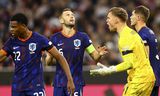 De verdediging van het Nederlands elftal tegen Duitsland: keeper Bart Verbruggen met Denzel Dumfries, Stefan de Vrij (6) en Micky van de Ven.  