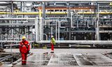 Een van de fabrieken op het energie- en chemiepark van Shell in Pernis. Hier moet ook de geplande biobrandstoffabriek verrijzen. 