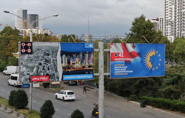  Billboards van de Georgische regeringspartij, met links beelden van een verwoeste Oekraïense stad en rechts een het beeld van een vredig Georgië.