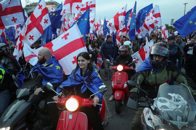 Pro-Westerse en pro-Europese demonstranten in Georgië, op weg naar de demonstratie.