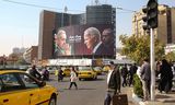 Een billboard in de Iraanse hoofdstad Teheran, met  foto’s van de  Iraanse militaire stafchef Mohammed Bagheri en de Iraanse president  Masoud Pezeshkian, met daarnaast als ‘oorlogshitsers’ de Amerikaanse president Joe Biden en de Israëlische premier Benjamin Netanyahu. 