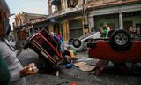 Betogers in Havana hebben auto’s omgegooid tijdens een zeldzaam protest tegen het bewind, afgelopen zondag.