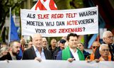 Demonstranten houden een mars voor het behoud van het hele ziekenhuis Zuyderland in Heerlen. 