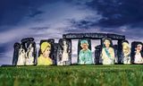 Op Stonehenge zijn beelden van koningin Elizabeth geprojecteerd, voor elk decennium één, ter ere van haar platina jubileum.