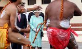 Koningin Elizabeth II kijkt naar Aboriginal dansers bij een bezoek aan Australië in 2011. De huidige premier van Australië, Anthony Albanese, is voorstander van een republiek.