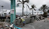 In het kustplaatsje Treasure Island, ten zuiden van de Baai van Tampa, zijn lokale inwoners nog bezig de schade op te ruimen van orkaan Helene, die eind september passeerde. Vannacht komt orkaan Milton er mogelijk aan land. 