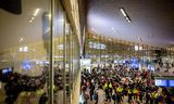 Demonstranten houden op Rotterdam Centraal een sit-in, een vorm van protest waar demonstranten massaal op de grond gaan zitten. Het protest werd georganiseerd door een actiegroep om solidariteit te tonen aan Gaza.