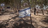 Een Israëlische vlag op de plek van de aanslag op 7 oktober op het Nova Music Festival bij de kibboets Re'im. 