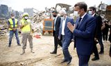 De Franse president Emmanuel Macron arriveert in de haven van Beiroet, twee dagen na de grote explosie die daar plaatsvond op 4 augustus 2020. Daarbij kwamen 218 mensen om het leven.   