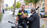 Aart van der Kooij, wijkagent in Riederbuurt Noord (stadsdeel Feijenoord), kan door personeelstekort slechts twee diensten per week besteden aan zijn wijkwerk.