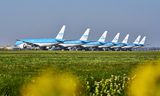 KLM-vliegtuigen staan stil op Schiphol tijdens de coronacrisis.