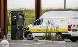 Een zakelijk busje laadt bij een station van Fastned langs de A15 bij  Hardinxveld-Giessendam. 