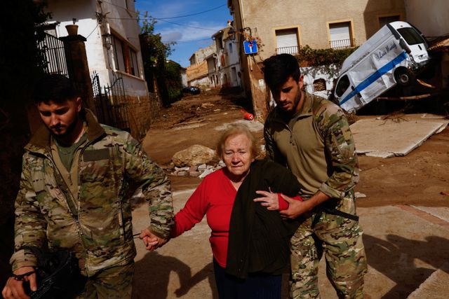 Na overstromingen in de regio Valencia is de verwoesting enorm. ‘De kleren op mijn lijf zijn alles wat ik nog heb’