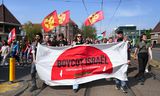 Mars van de FNV op 1 mei, Dag van de Arbeid, onder het motto ‘Samen Onverslaanbaar. Boycot Israël.’ Samidoun, een internationale pro-Palestijnse beweging liep mee. Op het spandoek de tekst: ‘Tegen kolonialisme, zionisme en apartheid’.