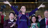 Claudia Sheinbaum begroet haar aanhangers op het Zocalo-plein in Mexico-Stad na haar zege bij de presidentsverkiezingen van zondag.