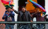 De Boliviaanse president Luis Arce en leden van zijn kabinet zwaaien aanhangers toe op het centrale Plaza Murillo in La Paz, Bolivia, woensdag, na de mislukte couppoging eerder die dag door generaal Juan José Zúñiga.