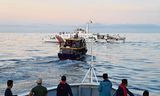 Een schip van de Chinese kustwacht probeert een bevoorradingsboot voor Second Thomas Shoal te blokkeren.