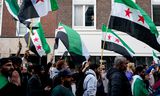 Veel demonstranten droegen vlaggen van de Syrische opstand of van het Vrije Syrische Leger. 