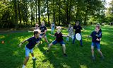 Leden van Scouting Brigitta in Haarlem. Op de jaarlijkse open dag in het Schoterbos mogen  geen haringen meer de grond in en mag niks aan de bomen geknoopt.