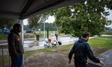 Asielzoekers bij het aanmeldcentrum in Ter Apel. Minister Faber wil een asielcrisis uitroepen via een noodwet die het parlement buitenspel zet. Foto Kees van de Veen