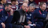 Manchester United-coach Erik ten Hag met zijn assistenten Ruud van Nistelrooij (links) en René Hake (rechts) voor het duel tegen West Ham United afgelopen zondag, de dag voor zijn ontslag. 