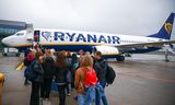 Passagiers gaan aan boord van een toestel van Ryanair op de luchthaven van Krakau in Polen. 