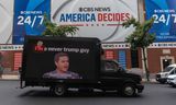 Een door de Harris campagne betaalde advertentie rijdt langs het CBS Broadcast Center voorafgaand aan het eerste vicepresidentiële debat op 1 oktober 2024 in New York City.