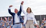 Democratische kandidaat-vicepresident Tim Walz verwelkomt Kamala Harris bij een rally in Wisconsin. 